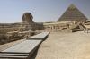 (078) Groe Sphinx von Gizeh, im Hintergrund die Chephren-Pyramide
